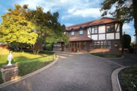 6 bedroom Detached f...